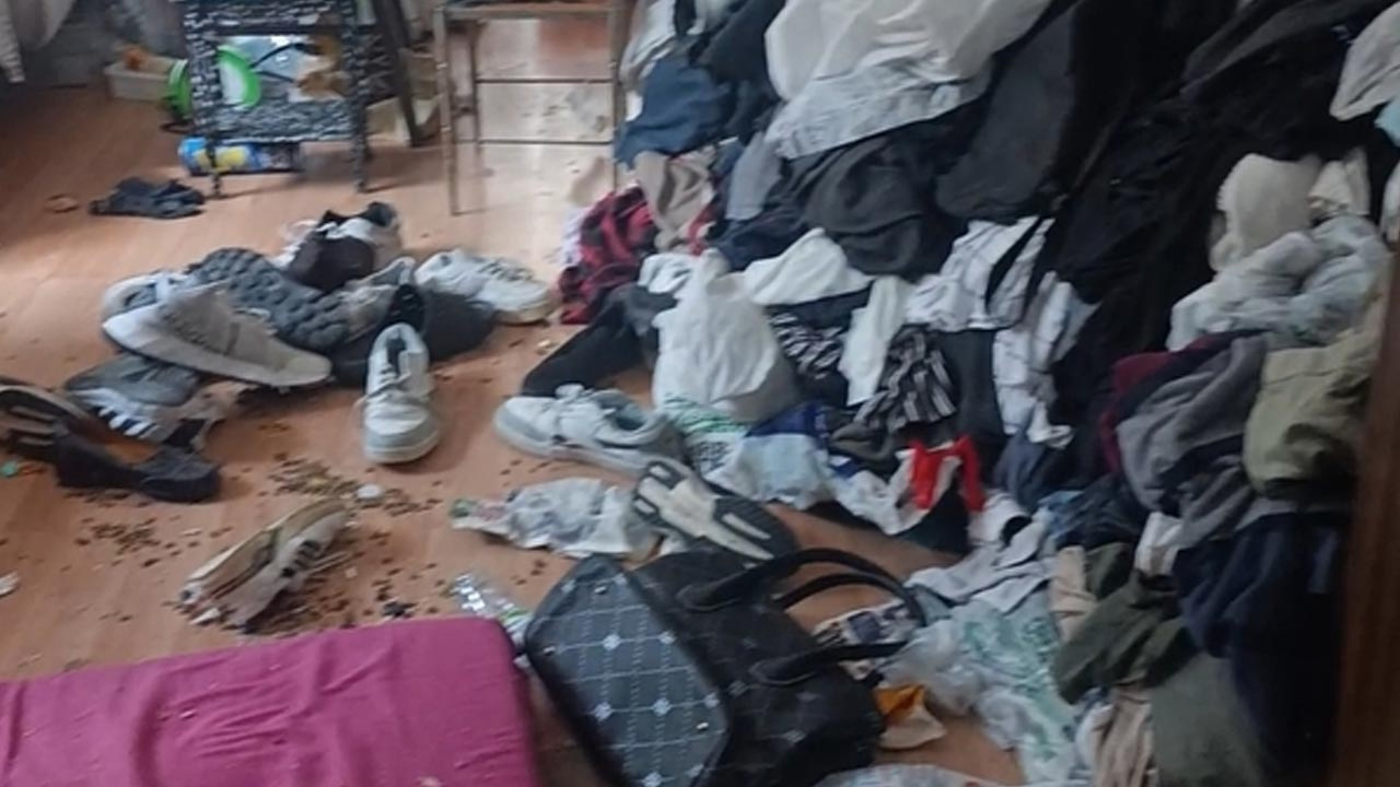 Kötü koku sonrası girilen evden 1 ton çöp çıkarıldı