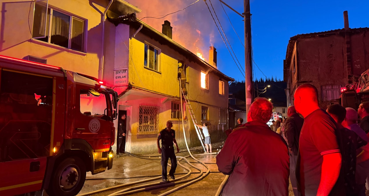Bursa’da gece yarısı yangın faciası! Cansız bedeni bulundu Bursada gece yarisi yangin faciasi cansiz bedeni bulundu kfc5CRw5